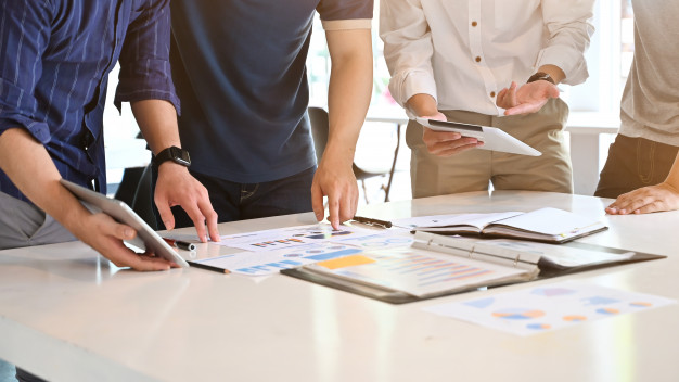 tiro-recortado-iniciar-negocio-joven-empresario-consultar-reunion-mesa-trabajo_35674-827